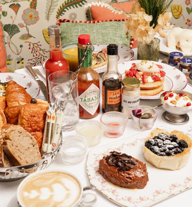 table dressée brunch viennoiserie boissons et desserts